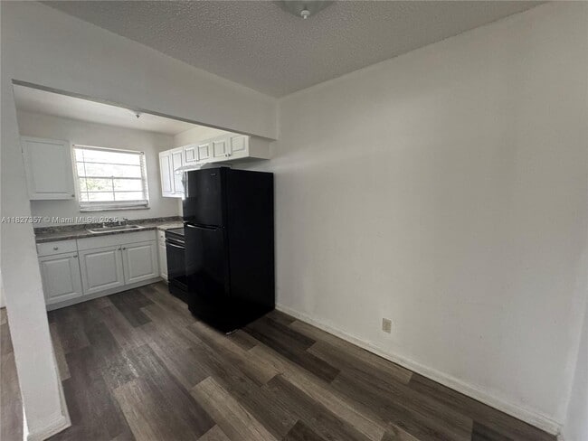 Building Photo - 400 SE 9th Ct