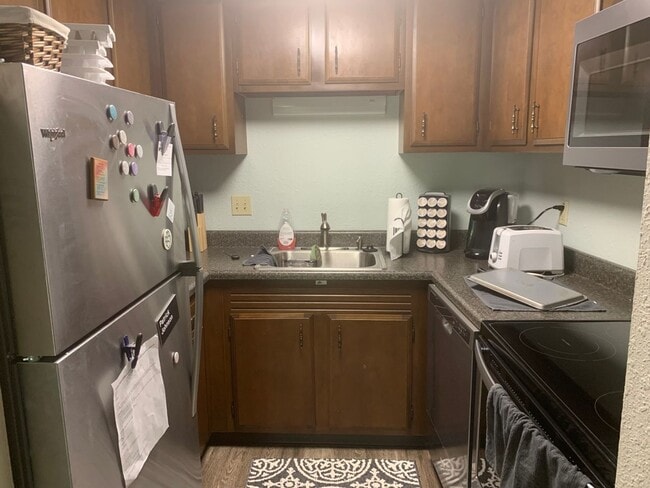 Foto del edificio - 2 bedroom, 1 full bath and one half bath two story duplex near parks and trails