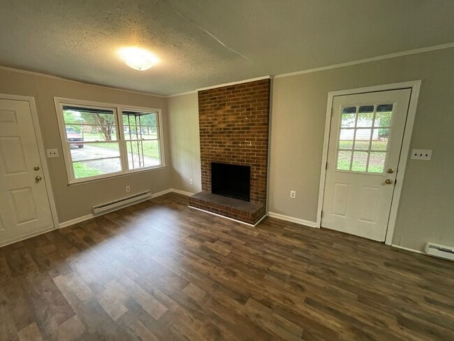 Building Photo - Freshly painted 2 bedroom 1 bath house- Pet Friendly!
