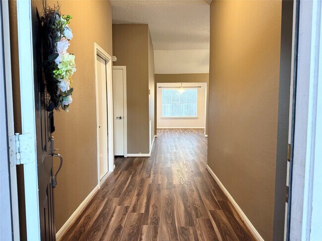 Foto del edificio - 4006 Hunnington Dr