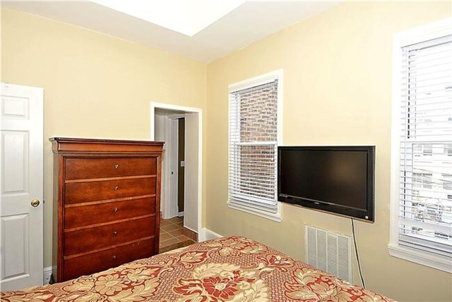 Foto del edificio - 817 6th St NW