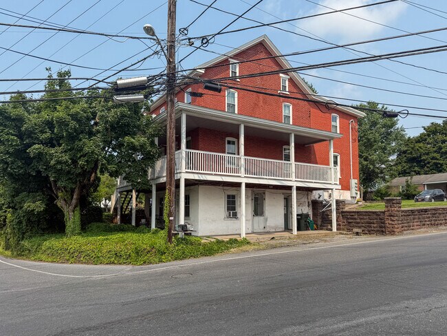 Foto del edificio - 504 Fivepointville Rd