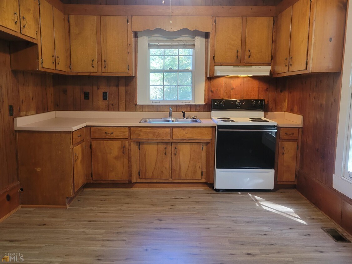 1860 Broad St, Statham, GA 30666 House Rental in Statham, GA