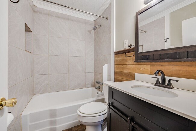 Foto del edificio - Spacious 3BR Home in Newington – Quiet Living with Room to Enjoy