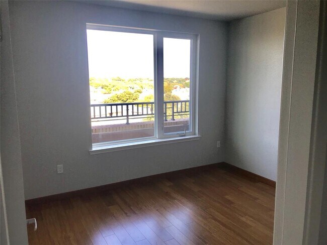 Foto del edificio - 1220 W Trinity Mills Rd