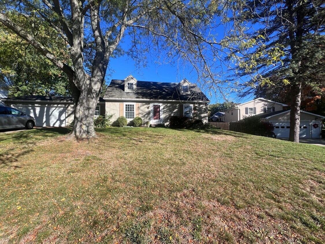 Foto principal - Four Bedroom Home in Forest Hills Schools!
