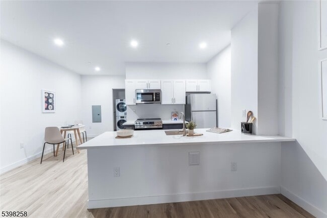 Building Photo - 10 Commerce Ct