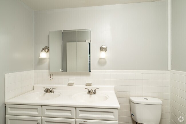 2 habitaciones, 1,5 baños - 1055 pies cuadrados - Segundo baño - Fountainview East Apartments