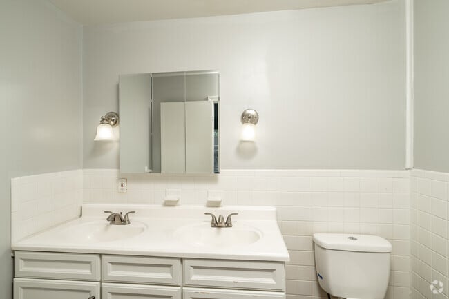 2BR, 1.5BA - 1055SF - Primary Bathroom - Fountainview East Apartments