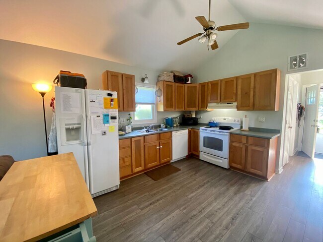 Foto del edificio - CUTE COTTAGE ON 1 ACRE - CLOSE TO DOWNTOWN...
