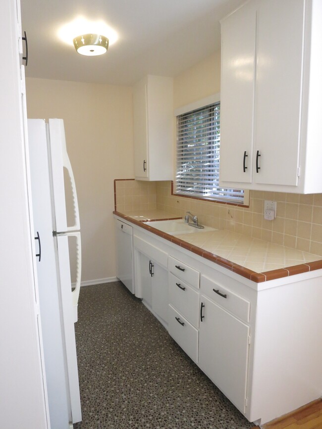 Building Photo - 506 N Flores St