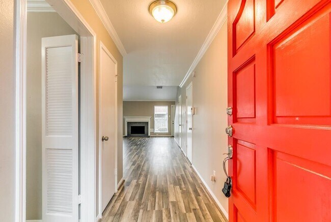 Building Photo - 8703 Scenic Green Dr