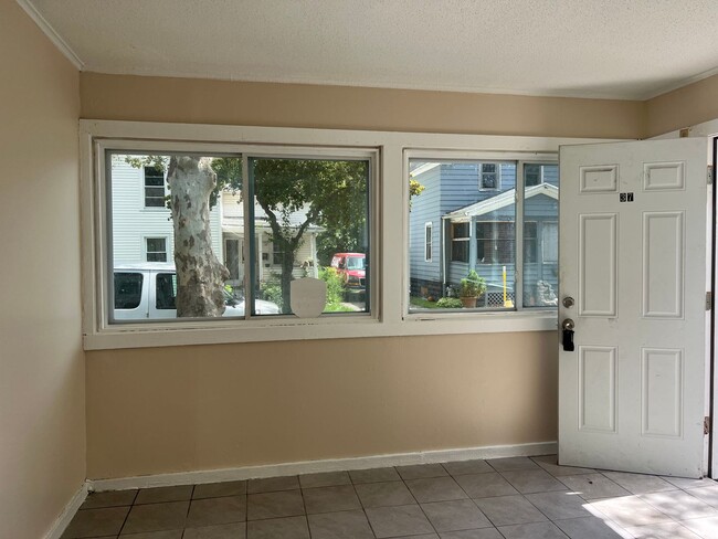 Building Photo - 1st FL BEDROOMS, 1ST FL LAUNDRY. MOVE-IN R...