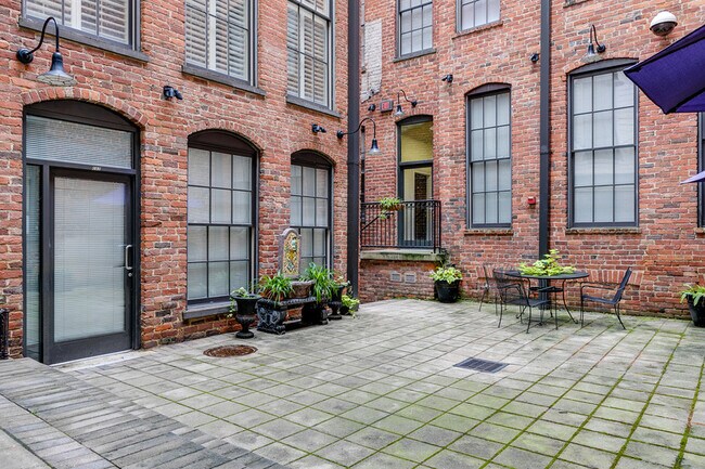 Foto del edificio - 1321 1/2 E. Main St.