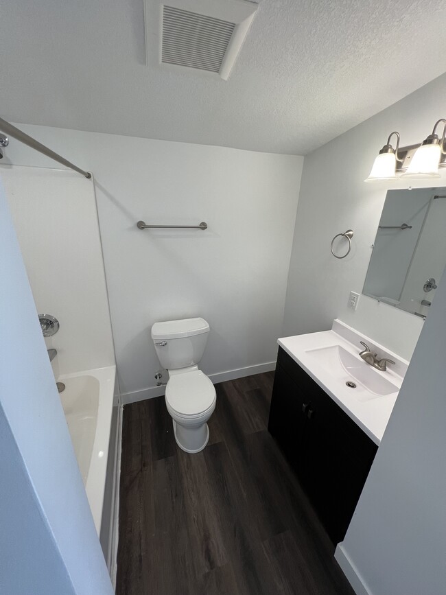 Main Bath - 427 E Oak St