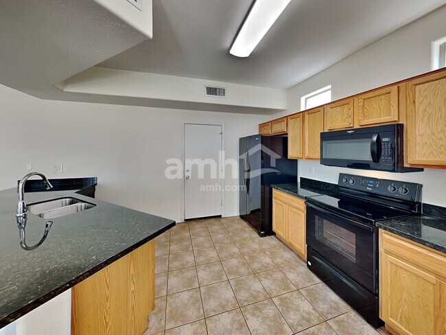 Foto del edificio - 9858 E Empress Ave