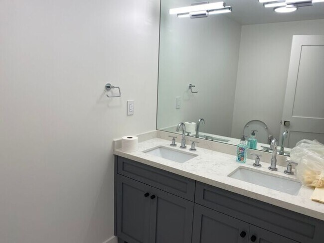 Building Photo - 1243A 9th Ave - Modern 3BD/2.5BA in Inner ...