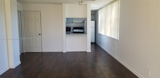 Building Photo - 9470 Live Oak Pl