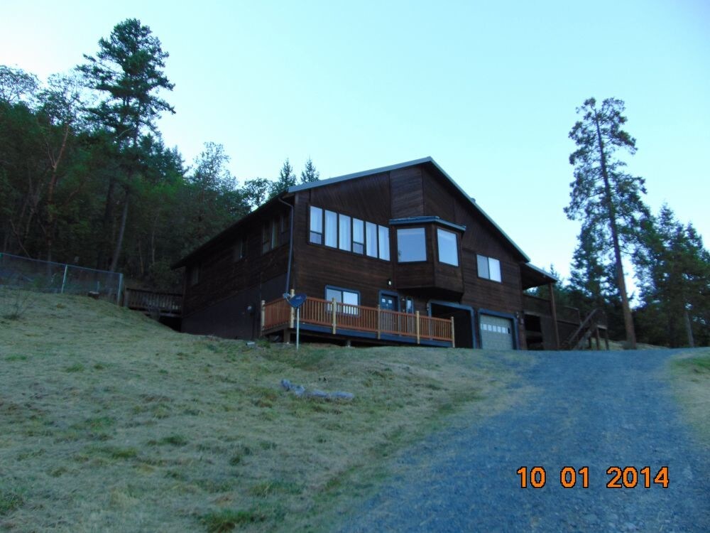 Primary Photo - Secluded 3-bedroom hillside home with a view