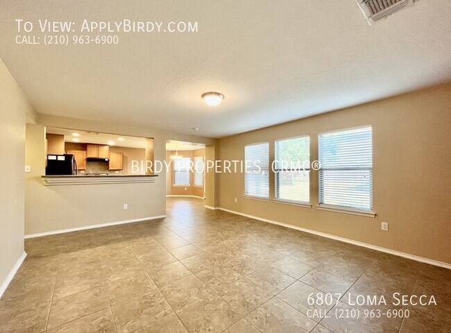 Foto del edificio - *3-bed, 2 1/2-bath Home in Northeast San A...