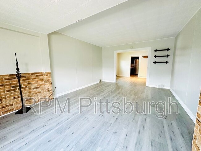 Building Photo - 260 W Marigold St