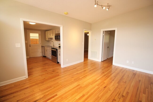 Building Photo - Beautiful 2 Bedroom, 1 Bath home is West Raleigh!  Pet Friendly