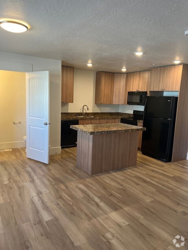 Building Photo - 421 Cheyenne Dr
