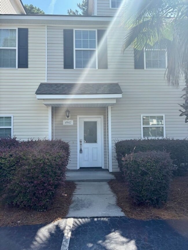 Building Photo - Desirable Two-story Lake Palmetto Townhouse