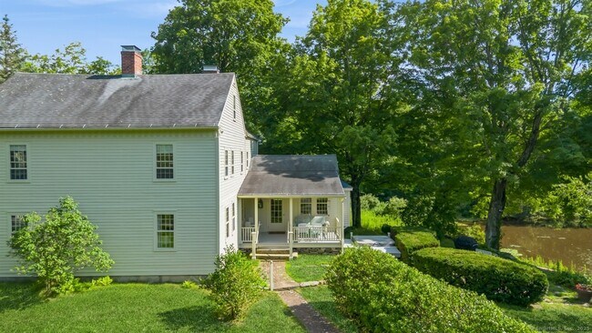 Foto del edificio - 581 Flanders Rd