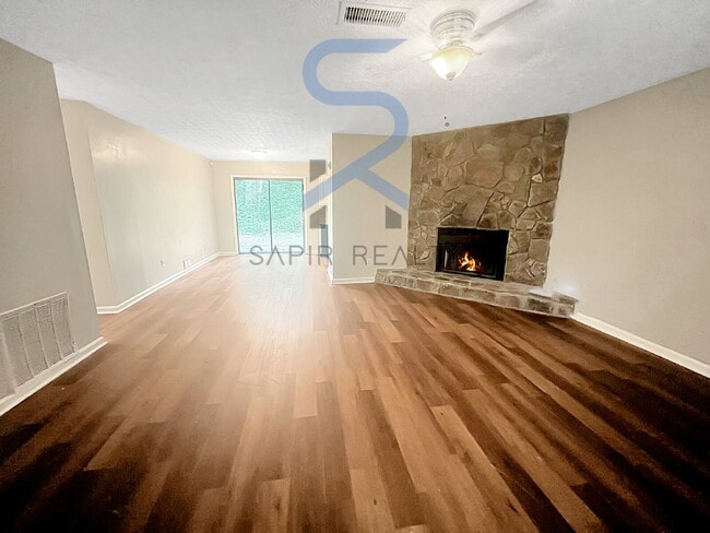 Photo - Move in before November 15th and choose yo... Apartment