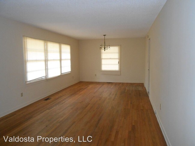 Building Photo - 3 br, 1.5 bath House - 2303 University Drive