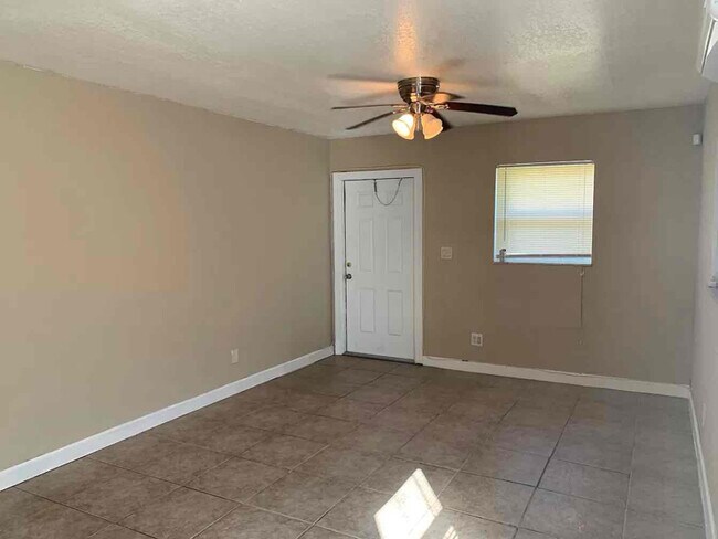 Foto del edificio - 2720 NW 13th St