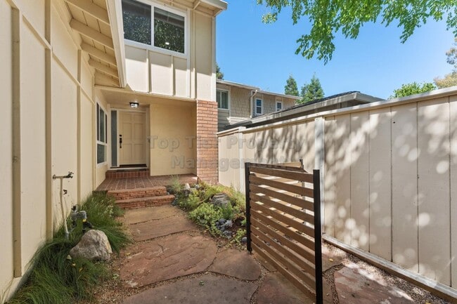 Building Photo - Beautifully Remodeled 3 Bed, 2.5 Bath, 1,7...