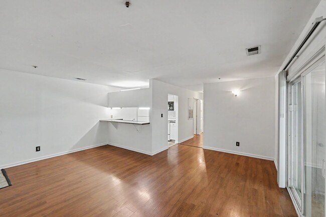 Foto del edificio - Spacious 4-Bedroom Condo Across from UNC Charlotte!