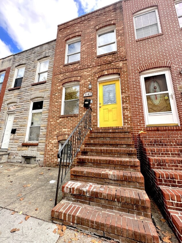 Primary Photo - Renovated 2 Bed, 2.5 Bath rowhome with roo...