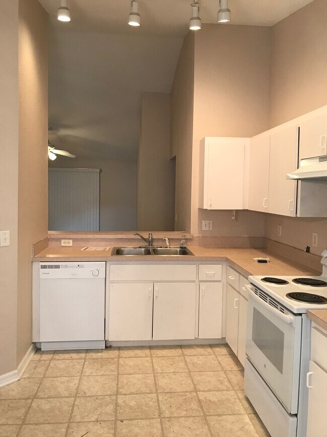 Building Photo - Single family home close to the lake and w...