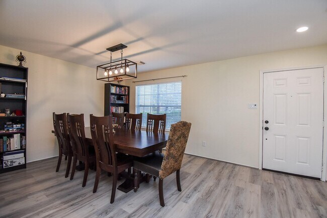 Foto del edificio - 9506 Tree Sparrow Ln