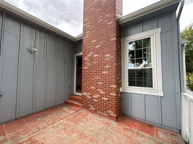 Building Photo - Spacious Main-level Living in D-20 on the ...