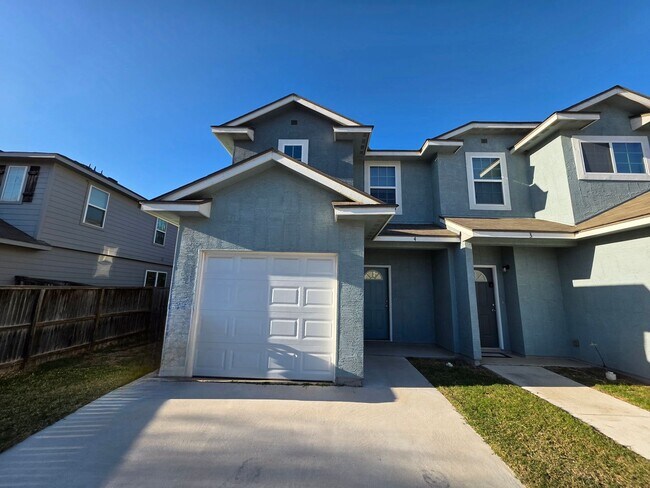 Building Photo - Town home for rent