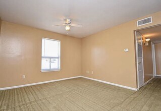 Building Photo - 2000 4th St