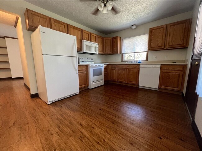 Building Photo - 3 bedroom duplex in Clive
