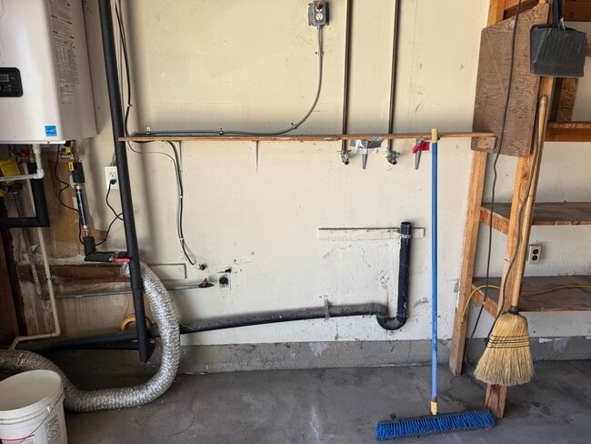 Conexión para lavadora/secadora - 604 E Creston St