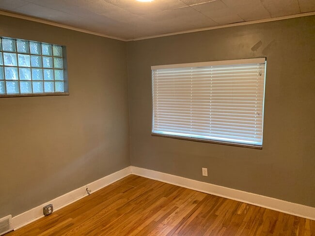 Building Photo - WALK TO CAMPUS 4BR/2BA HOUSE - AVAILABLE AUGUST