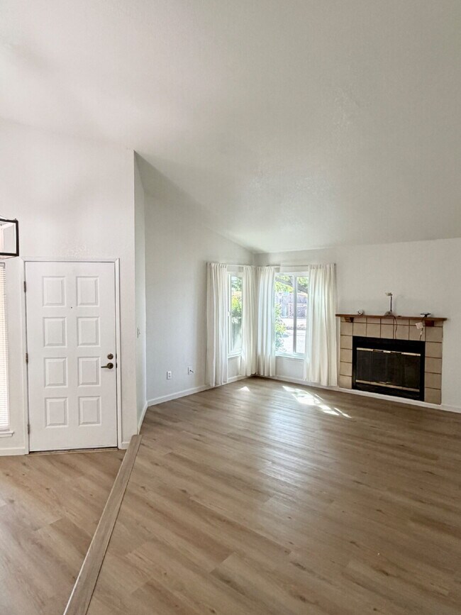 Building Photo - 3 bed 2 bath home vaulted ceilings close to hwy 80