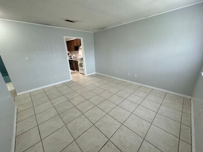 Foto del edificio - Pensacola - 2 Bedroom, 1 Bathroom - lawn care included