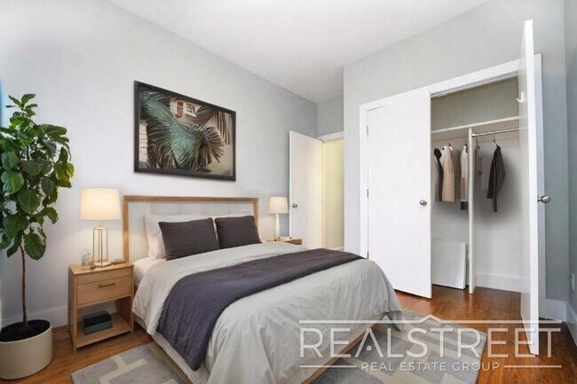 Foto del edificio - NO FEE! Renovated 2 BED in North Crown Heights