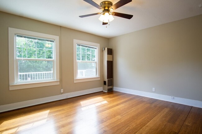 Building Photo - John's Landing 2nd Floor 1Bdr w/Hardwoods,...