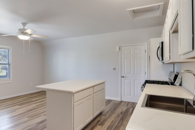 Building Photo - 624 E State Street