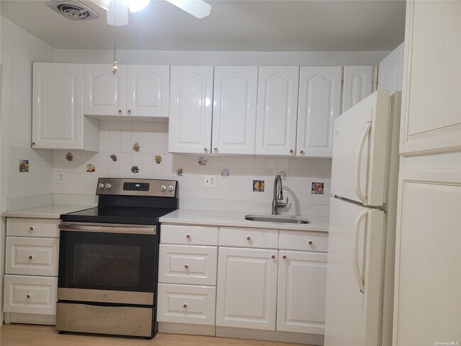Foto del edificio - 240-42 69th Ave