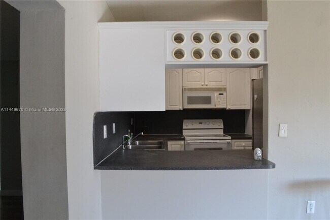 Building Photo - 590 Harem Ave